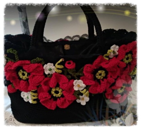 Bag Rose con papaveri rossi e fiorellini bianchi all'uncinetto