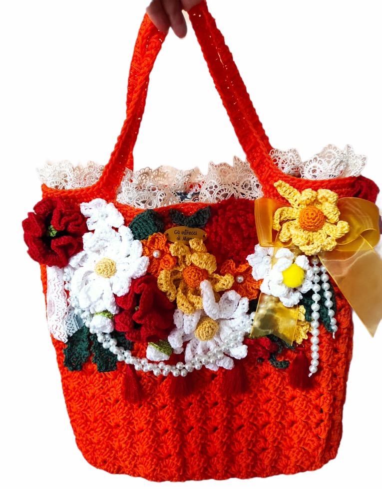 Bag rose nera con filo di perle e fiori all'uncinetto nei toni neutri