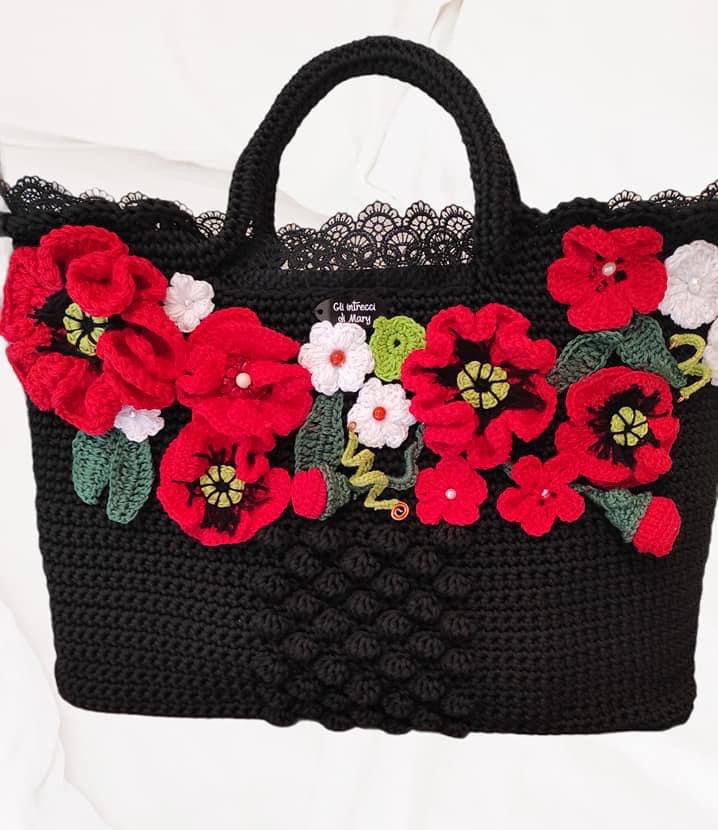 Bag rose oro con perle e nappine e fiori all'uncinetto